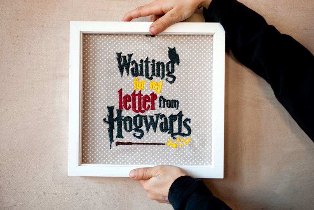 Waiting for my letter from Hogwarts - ein Stickbild als Geschenk für einen Harry-Potter-Fan.